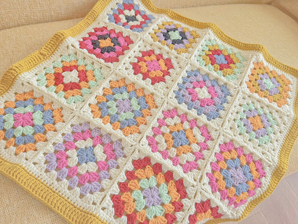 ハンドメイド 立体デイジー モチーフ マルチカバー (クリーム×茶黄色