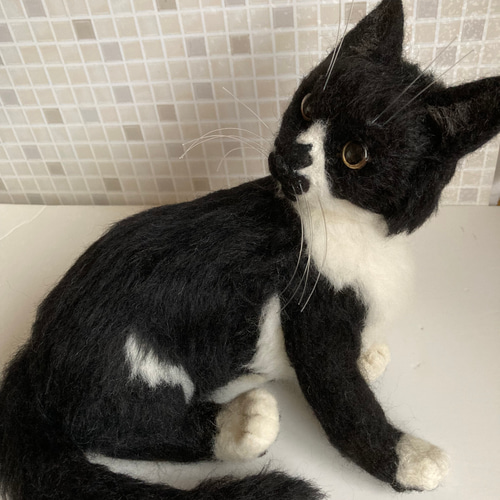 羊毛フェルト　ハンバーガーにかぶり付く黒猫さん。 Amazon.co.jp: 羊毛フェルト 猫ミニブローチ 黒猫 ハロウィン カボチャ