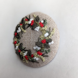 《受注製作》クリスマス限定　刺繍ブローチ　Xmas wreath 3枚目の画像