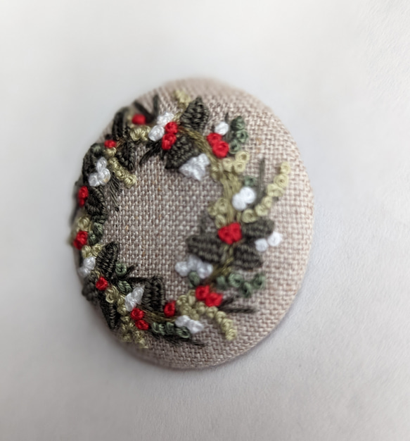 《受注製作》クリスマス限定　刺繍ブローチ　Xmas wreath 3枚目の画像