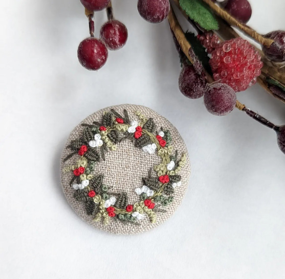 《受注製作》クリスマス限定　刺繍ブローチ　Xmas wreath 1枚目の画像