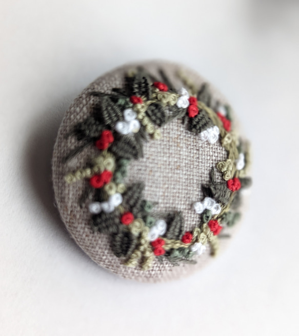 《受注製作》クリスマス限定　刺繍ブローチ　Xmas wreath 2枚目の画像