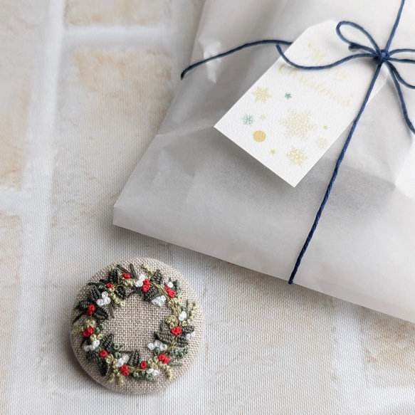 《受注製作》クリスマス限定　刺繍ブローチ　Xmas wreath 5枚目の画像