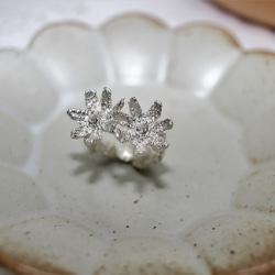 【This Small Jewelry Lifestyle Jewelry】二つの小さな花が咲く形のリング 1枚目の画像