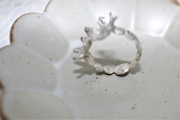 【This Small Jewelry Lifestyle Jewelry】二つの小さな花が咲く形のリング 5枚目の画像