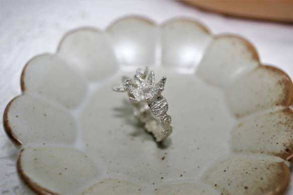 【This Small Jewelry Lifestyle Jewelry】二つの小さな花が咲く形のリング 2枚目の画像