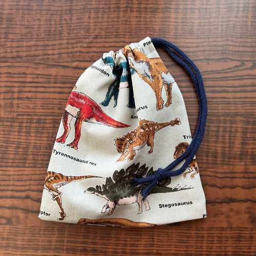 ✳︎オーダー品✳︎恐竜柄✖️ベージュ　巾着　コップ袋などに♩ ✳︎オーダー品✳︎恐竜柄✖️ベージュ 巾着 コップ袋などに