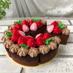 受注制作】イチゴのチョコレートホールケーキ◎フェルトおままごと