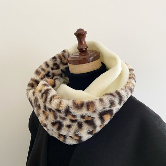 ❤️戴上就時尚的圍脖❤️不同材質製成的雙色對接圍脖 生態毛皮 輕盈溫暖的豹紋 第3張的照片