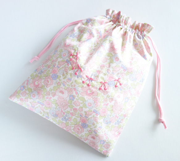 リバティ 巾着袋 さくらんぼ刺繍 Betsy ベッツィ 体操服袋・お着替え袋