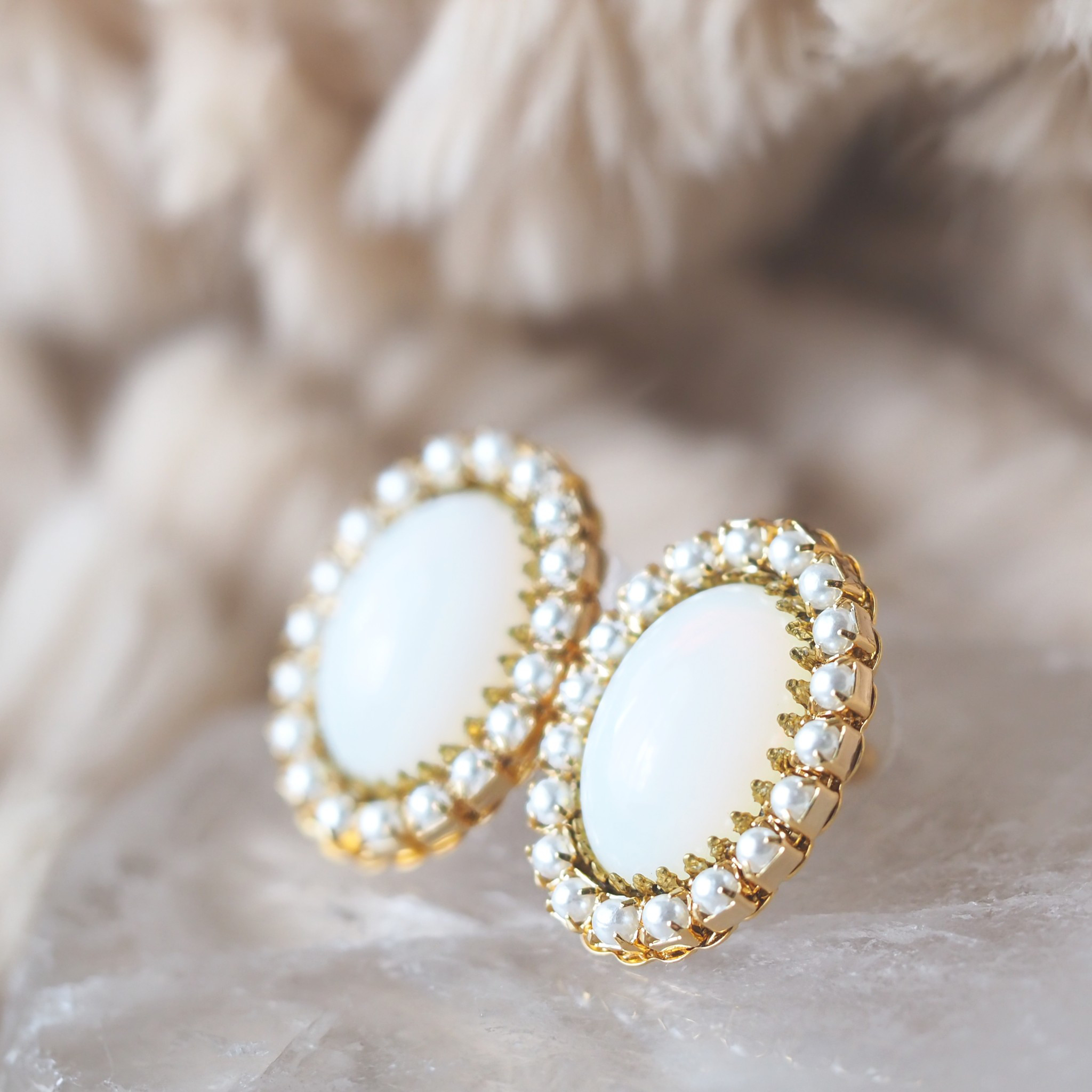 《ガラスオパールとパールチェーンの大粒ピアス》