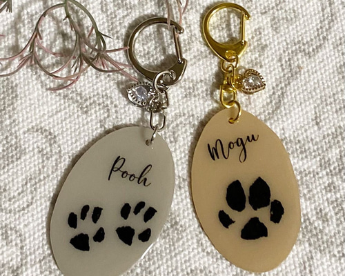 肉球アートキーホルダー お写真から出来るプラ板レジン仕上げ ペット服