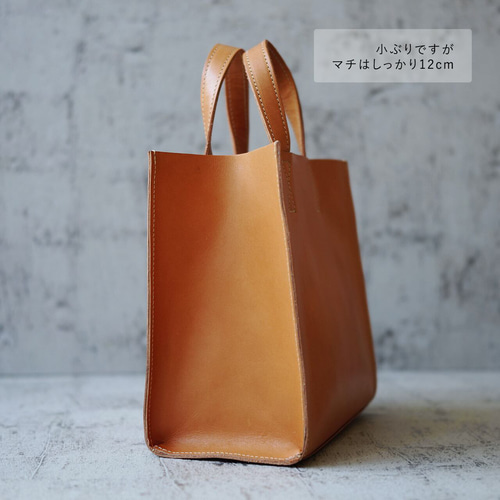 引き算の美学。ステッチが映えるレザーの手提げバッグ（ナチュラル