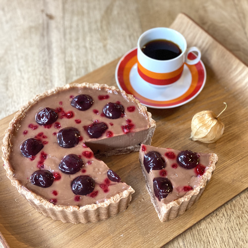 NEW「ダークチェリーのチョコレートづくしのタルト」 ケーキ 江ノ電が
