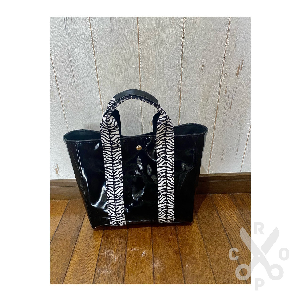 黒の牛革エナメルのミニトートバッグ