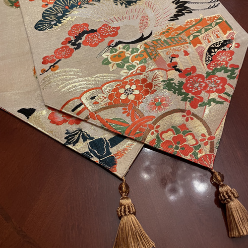 豪華刺繍の花嫁衣裳の丸帯リメイク タッセル付きの正絹テーブル