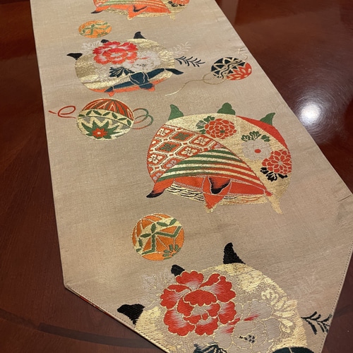 豪華刺繍の花嫁衣裳の丸帯リメイク タッセル付きの正絹テーブル