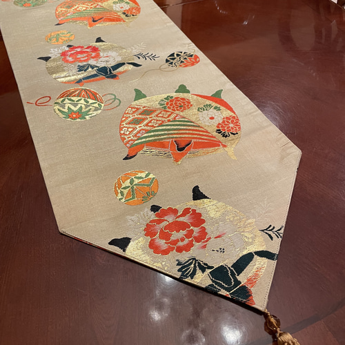 豪華刺繍の花嫁衣裳の丸帯リメイク タッセル付きの正絹テーブル