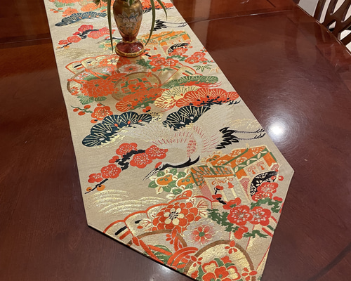 豪華刺繍の花嫁衣裳の丸帯リメイク タッセル付きの正絹テーブル