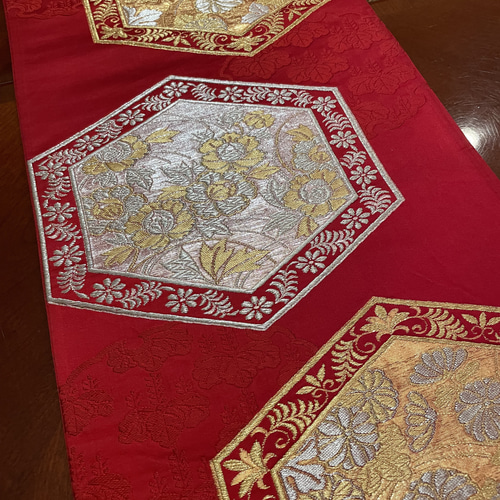 豪華刺繍の鮮やかレッドの袋帯で作った正絹テーブルランナー 帯