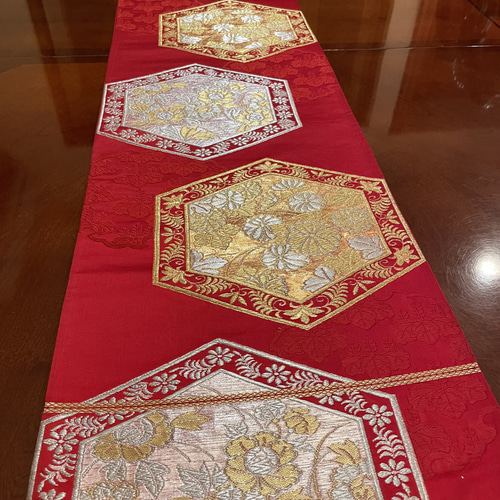豪華刺繍の鮮やかレッドの袋帯で作った正絹テーブルランナー 帯