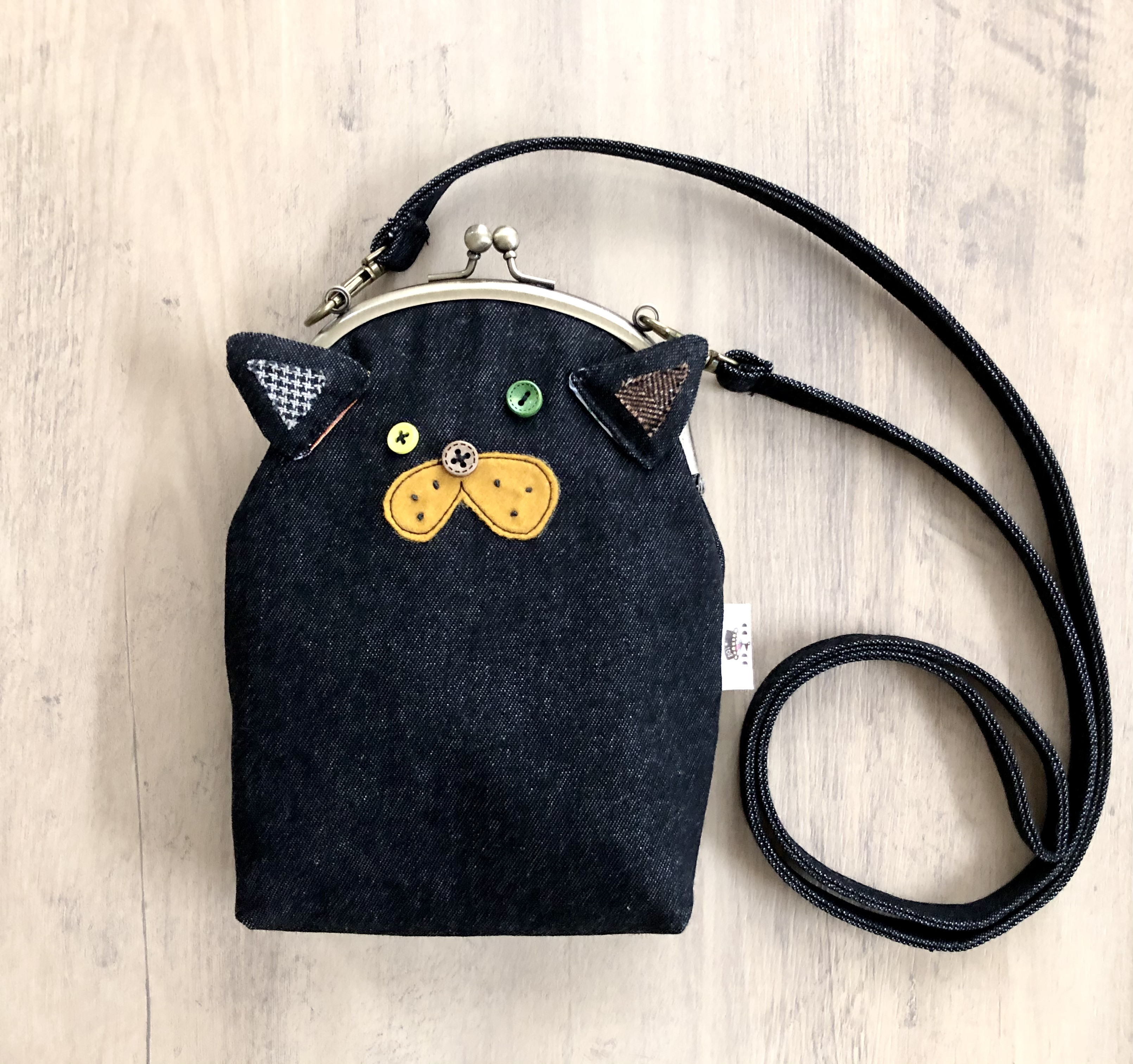 受注制作▽おとぼけネコ★がま口スマホポーチ【black denim】ショルダー付き