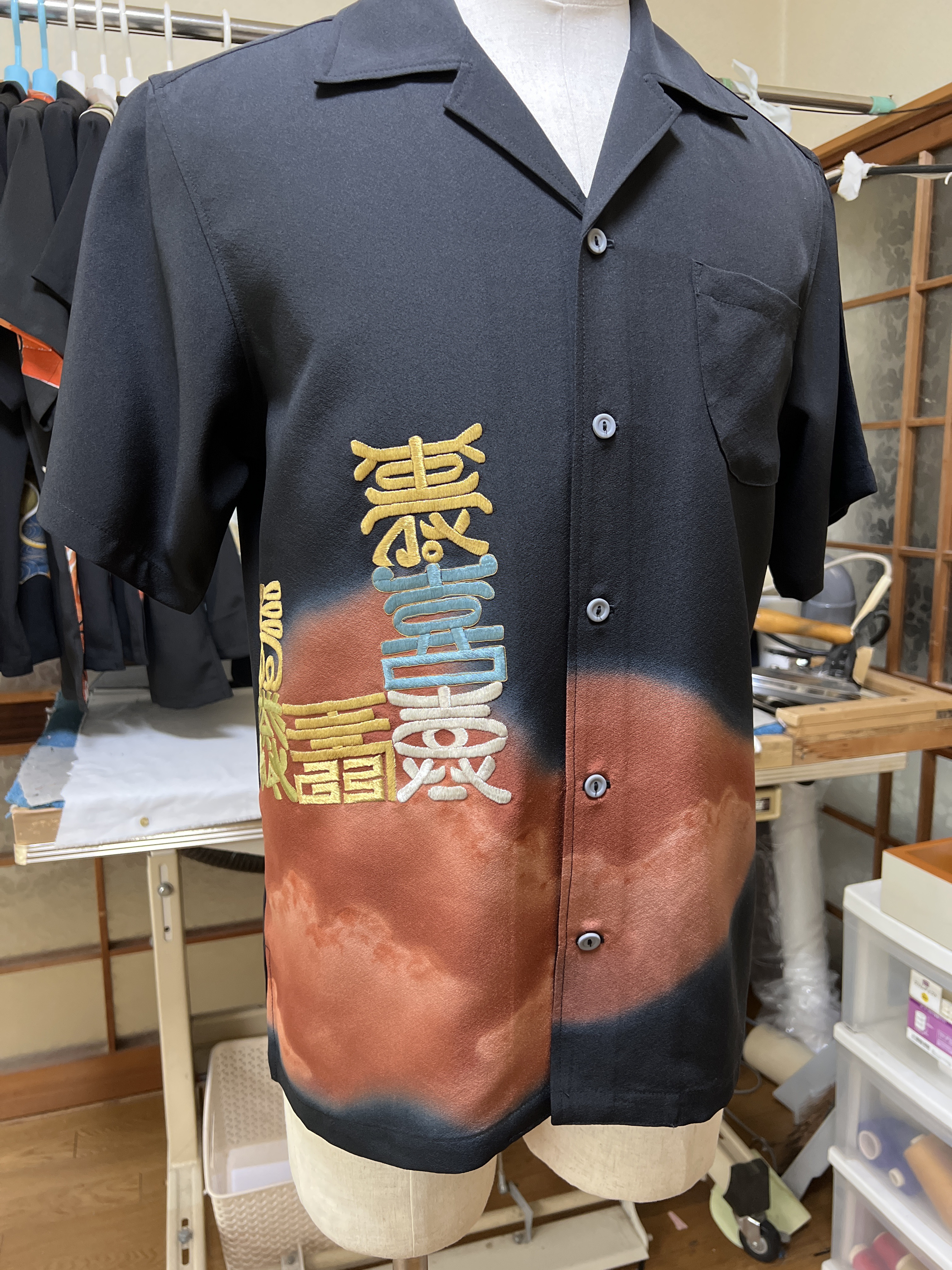 文字柄、着物リメイクアロハシャツ、黒留袖シルク！ シャツ 俺の