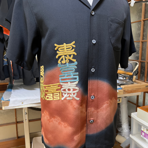 文字柄、着物リメイクアロハシャツ、黒留袖シルク！ シャツ 俺の宝物