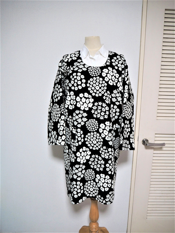 ☆割烹着☆ 北欧風 黒地に白いサークルフラワーのステキな割烹着