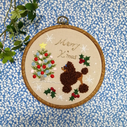 ブラウンプードル刺繍の壁飾り（クリスマス） 3枚目の画像