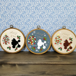 ブラウンプードル刺繍の壁飾り（クリスマス） 7枚目の画像
