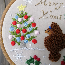 ブラウンプードル刺繍の壁飾り（クリスマス） 5枚目の画像