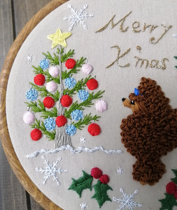 ブラウンプードル刺繍の壁飾り（クリスマス） 5枚目の画像