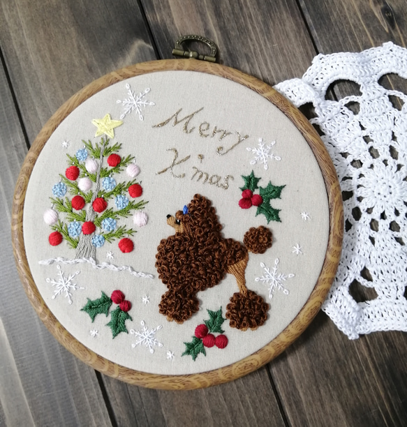 ブラウンプードル刺繍の壁飾り（クリスマス） 2枚目の画像