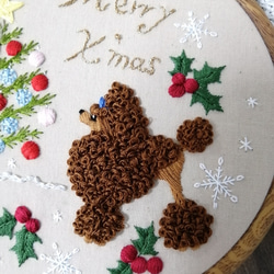 ブラウンプードル刺繍の壁飾り（クリスマス） 4枚目の画像