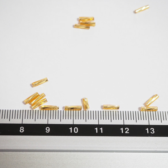900個 スパイラルビーズ 7.5×1.8mm　穴径0.5 ゴールド ガラスシードビーズ チューブ 【A187】 3枚目の画像