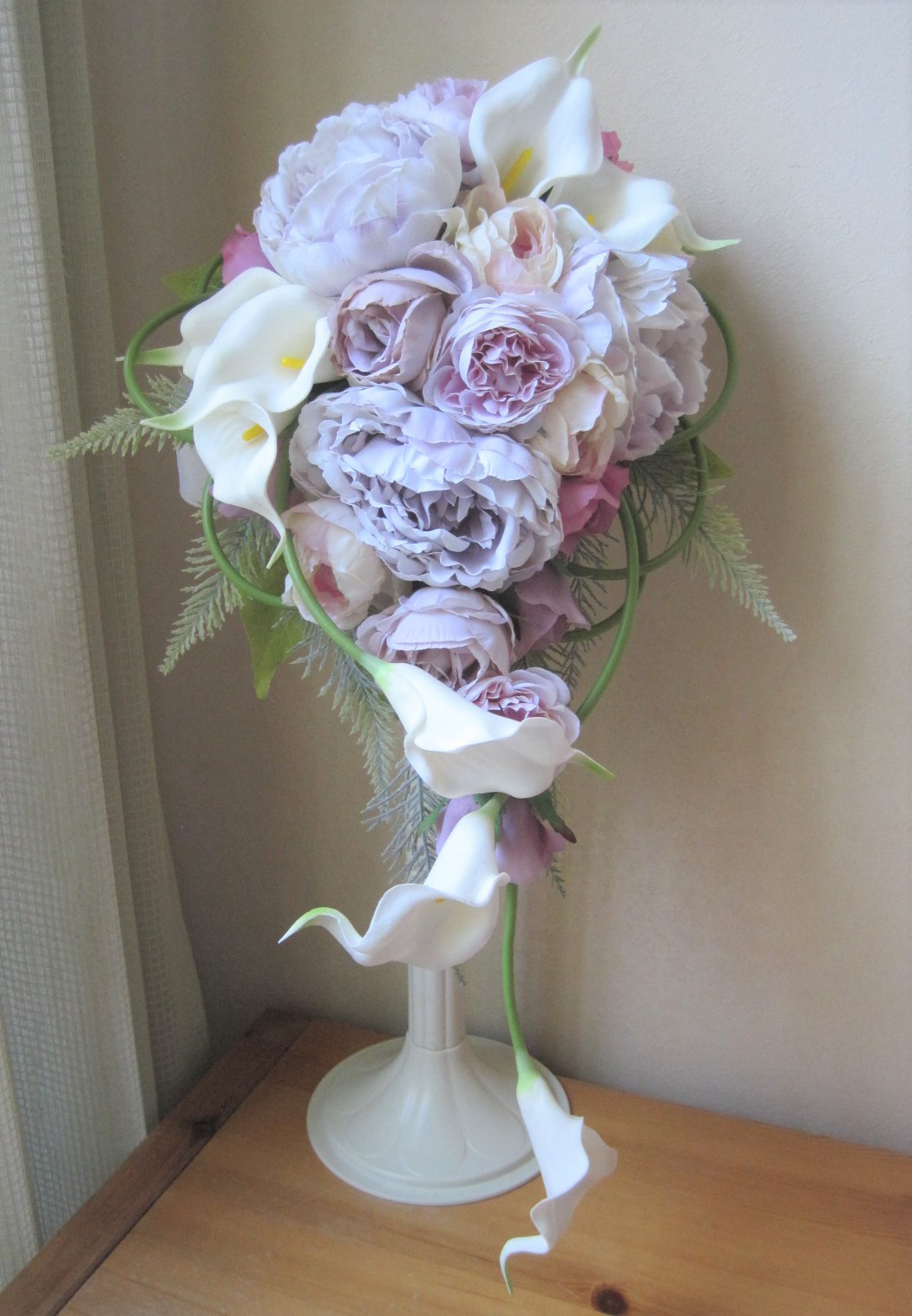 しゃくやくとカラーの花のキャスケードブーケ♪ブートニア付き♪生花みたいに綺麗な造花です♪高品質なのに安い