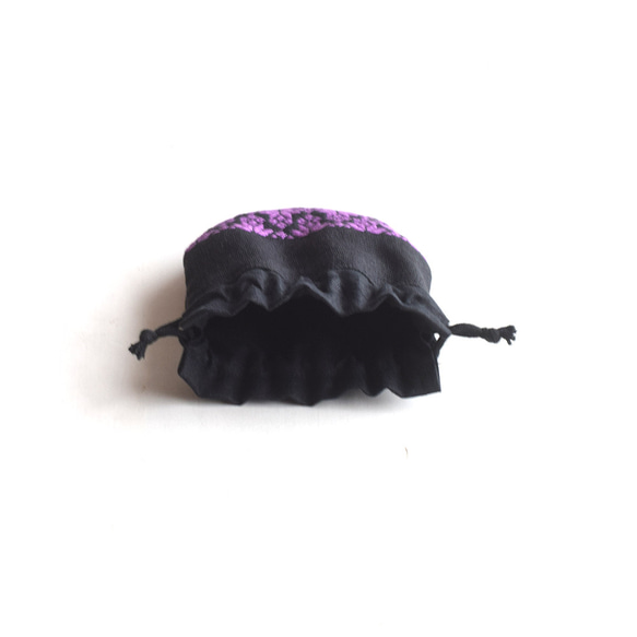 黒×紫・こぎん刺し【リネンまるい巾着袋】小物整理に◎ 4枚目の画像