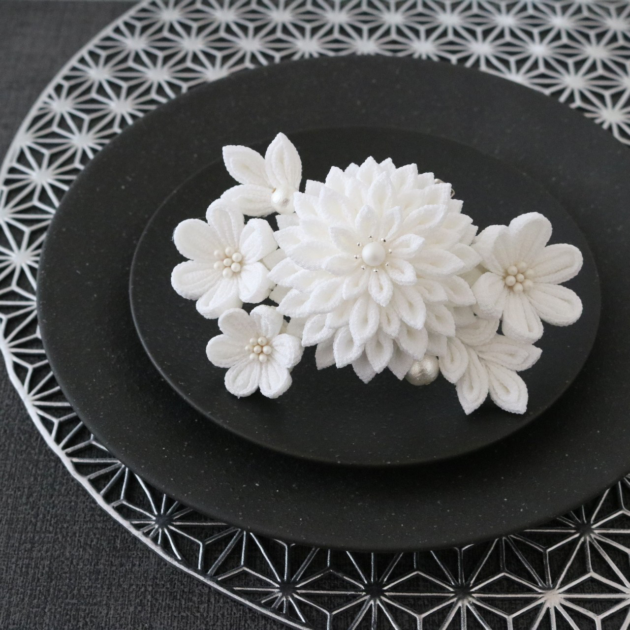 ホワイト【awayuki】大きめヘアクリップ ★つまみ細工　髪飾り　成人式　結婚式　卒業式　七五三　ウェディング　色打掛