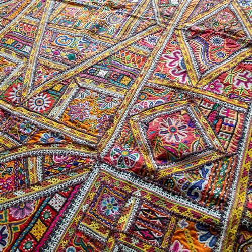 インド グジャラート州カッチ地方 刺繍パッチワークタペストリー インド グジャラート州カッチ地方 刺繍パッチワークタペストリー