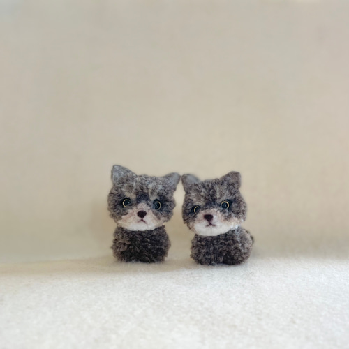 猫ちゃんのぽんぽんチャーム（ミニサイズおすわり） ぬいぐるみ