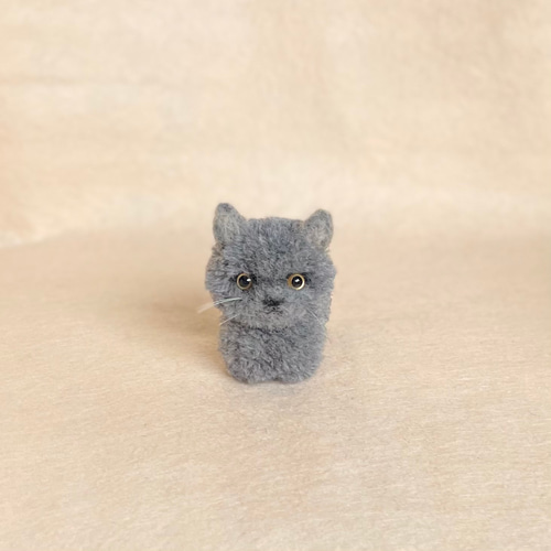 猫ちゃんのぽんぽんチャーム（ミニサイズおすわり） ぬいぐるみ