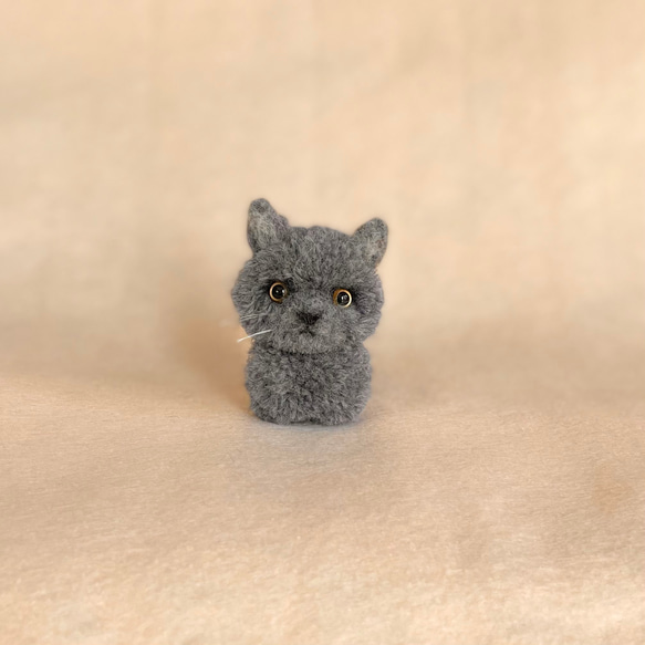 猫ちゃんのぽんぽんチャーム（ミニサイズおすわり）　　　 8枚目の画像
