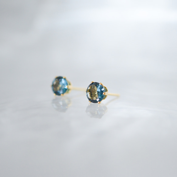 【大粒ロンドンブルートパーズのシンプルな一粒スタッドピアス】6mm/青/天然石/サージカルステンレス/つけっぱなしok 5枚目の画像