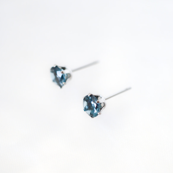 【大粒ロンドンブルートパーズのシンプルな一粒スタッドピアス】6mm/青/天然石/サージカルステンレス/つけっぱなしok 3枚目の画像