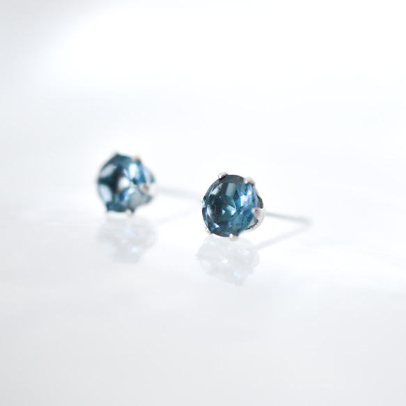 【大粒ロンドンブルートパーズのシンプルな一粒スタッドピアス】6mm/青/天然石/サージカルステンレス/つけっぱなしok 2枚目の画像