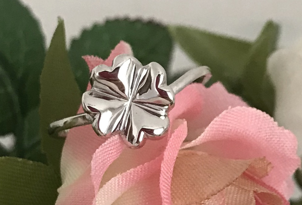 幸せのクローバーのリング