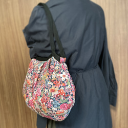 コロンと可愛いショルダーグラニーバッグ　✤リバティ✤ キュリアスランド　ブラック地　メルヘンな大人可愛いバッグ 8枚目の画像