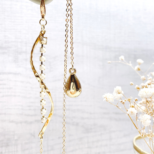 まるでピアスのようなホワイトラインストーンチェーンとねじれチャーム