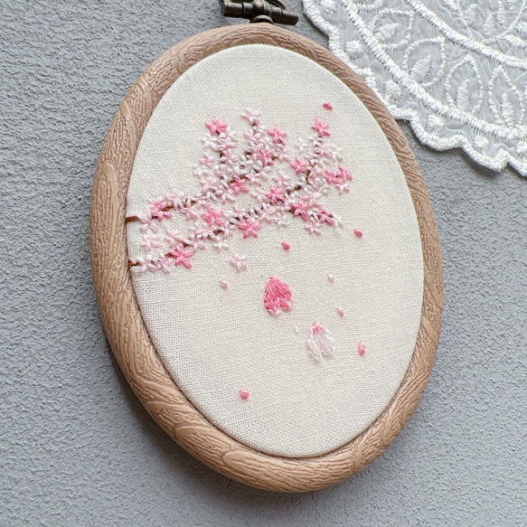 刺繍フレーム　桜吹雪　春　花　柔らかピンク　壁飾り　インテリア雑貨　和風　シンプル 3枚目の画像